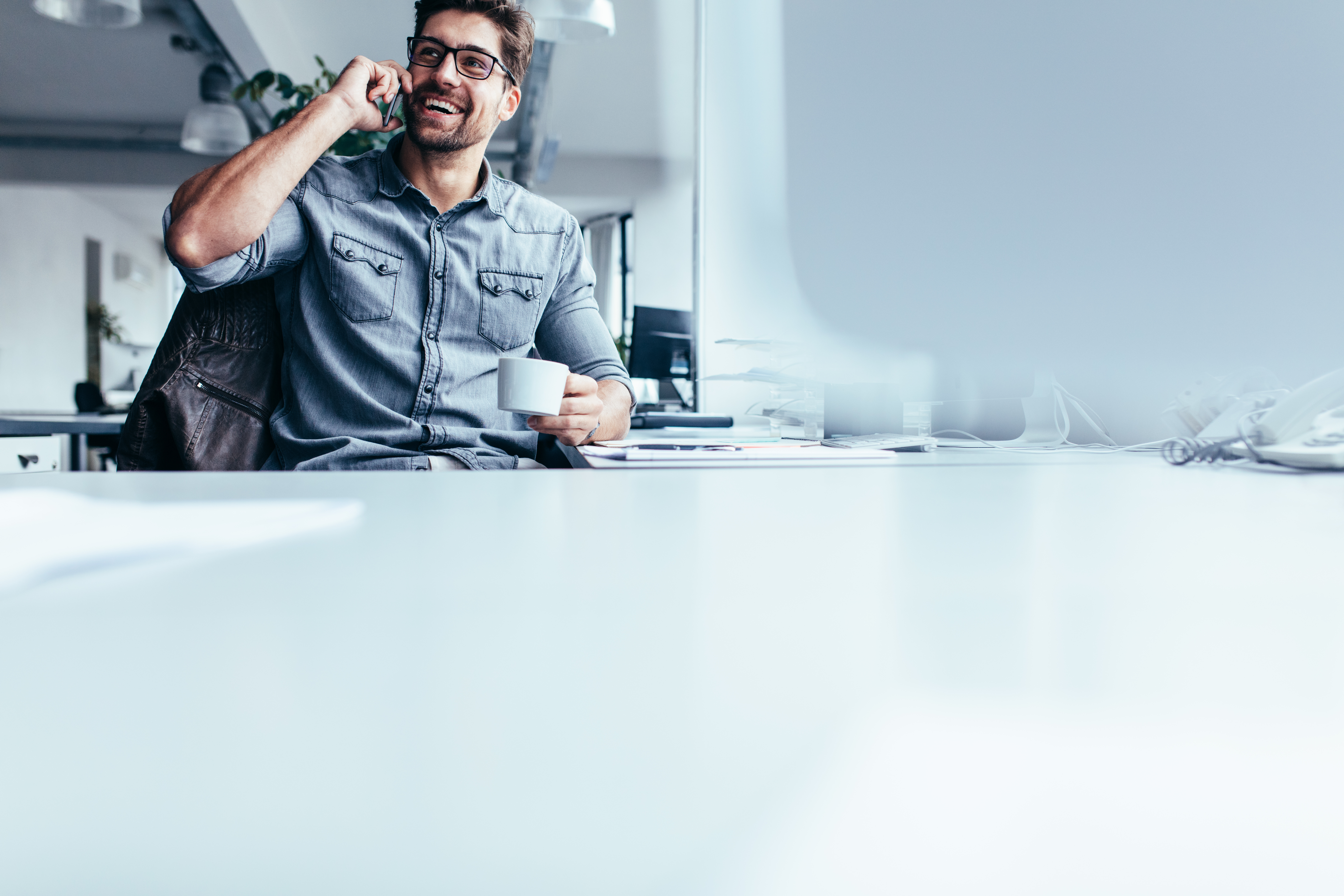 Account Manager nimmt Kunden-Anfrage nach Freelance-Experten auf