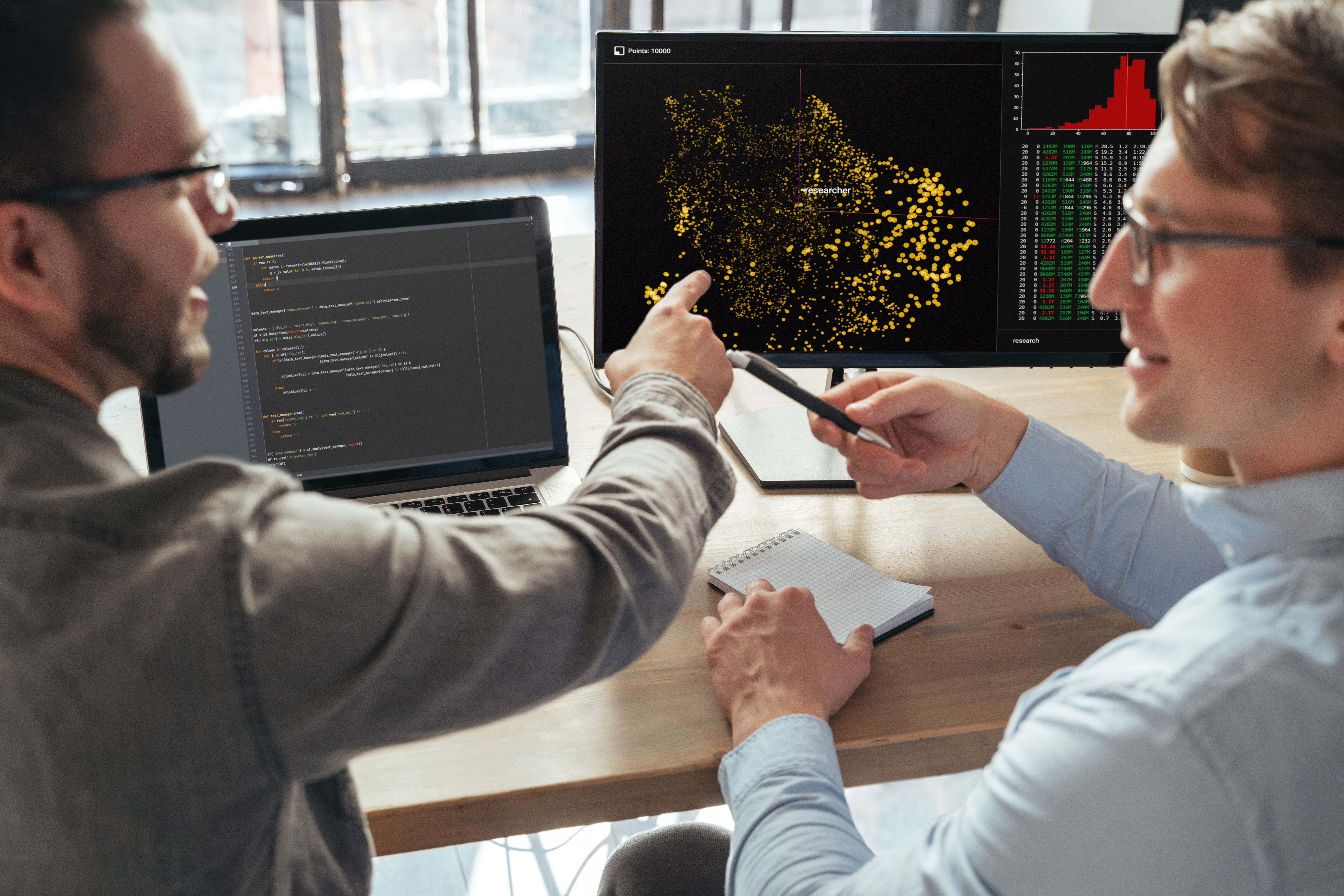 Ein externer IT-Entwickler wird beim Kunden mit seinen Systemen vertraut gemacht