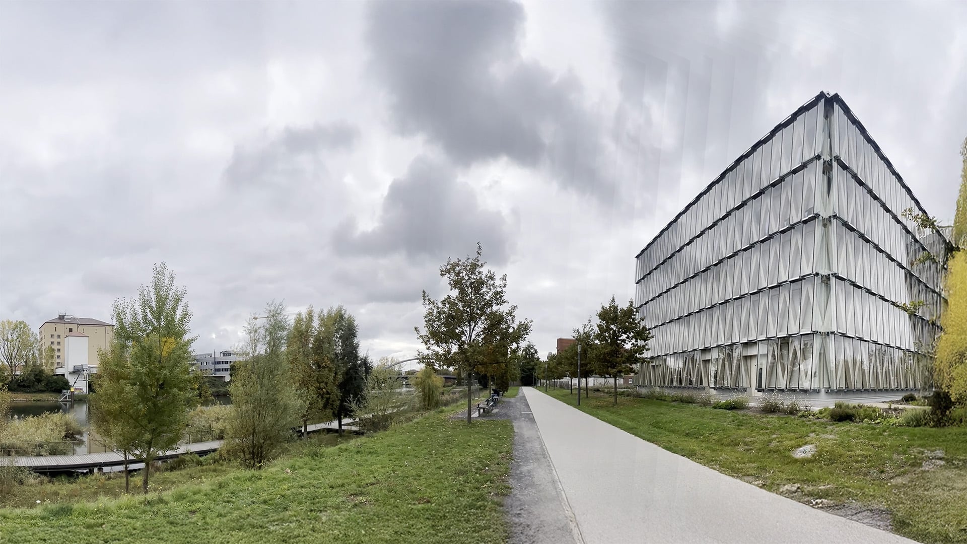 Gehweg im Hintergrund ein Gebaeude