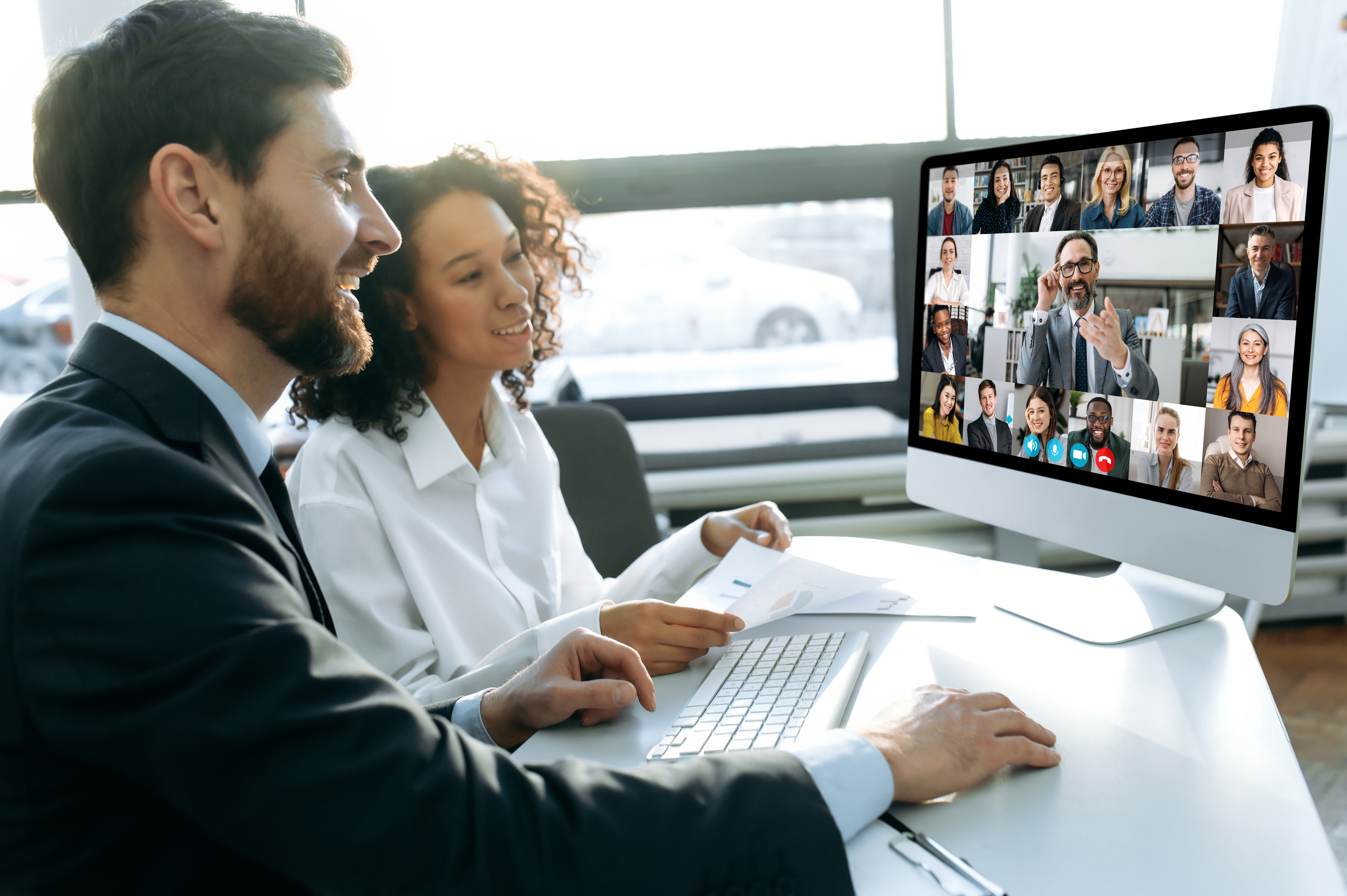 SOLCOM-Mitarbeitende in einem Videocall mit vielen Teilnehmern