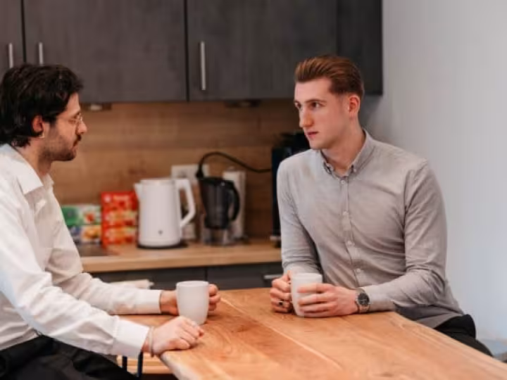 Menschen am Tisch