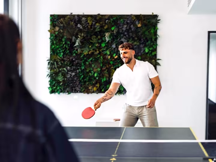 Personen spielen Tischtennis