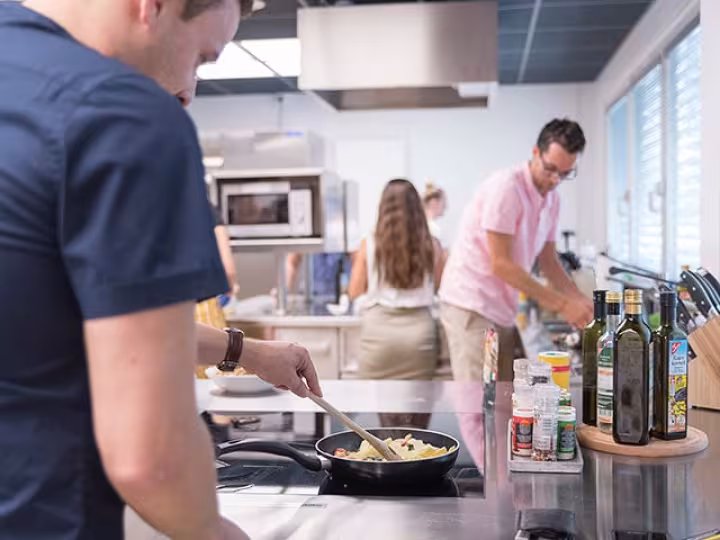 Personen am kochen