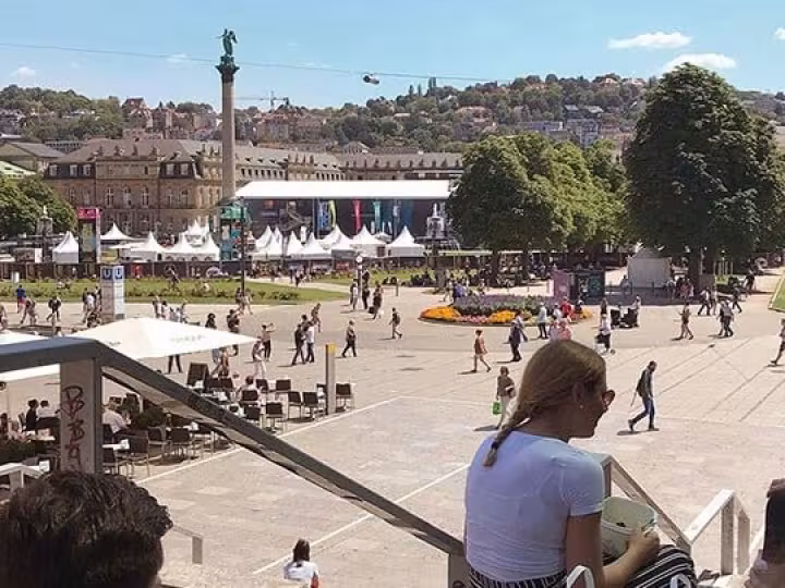 Menschen auf einer Treppe sitzend